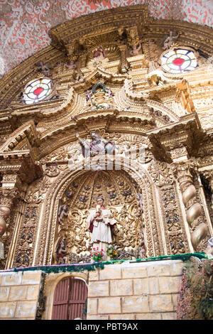 QUITO, ECUADOR - Jan 1, 2015: Innenraum der Kirche von Merced im historischen Zentrum von Quito. Das historische Zentrum von Quito ist das erste UNESCO-Heri Stockfoto