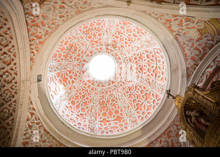 QUITO, ECUADOR - Jan 1, 2015: Innenraum der Kirche von Merced im historischen Zentrum von Quito. Das historische Zentrum von Quito ist das erste UNESCO-Heri Stockfoto