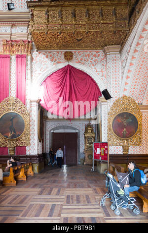 QUITO, ECUADOR - Jan 1, 2015: Innenraum der Kirche von Merced im historischen Zentrum von Quito. Das historische Zentrum von Quito ist das erste UNESCO-Heri Stockfoto