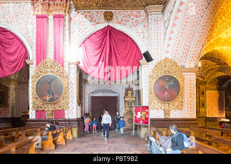 QUITO, ECUADOR - Jan 1, 2015: Innenraum der Kirche von Merced im historischen Zentrum von Quito. Das historische Zentrum von Quito ist das erste UNESCO-Heri Stockfoto