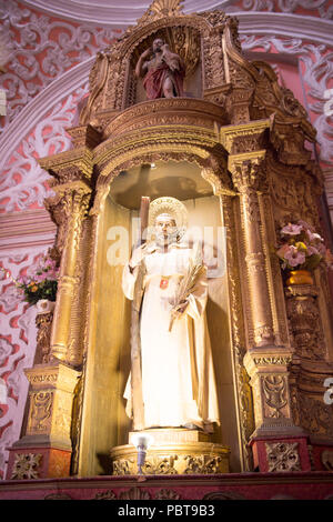 QUITO, ECUADOR - Jan 1, 2015: Innenraum der Kirche von Merced im historischen Zentrum von Quito. Das historische Zentrum von Quito ist das erste UNESCO-Heri Stockfoto