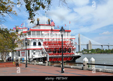 Savannah, Georgia. Georgien Königin Kreuzfahrt Schiff angedockt in Savannah River Front. Stockfoto