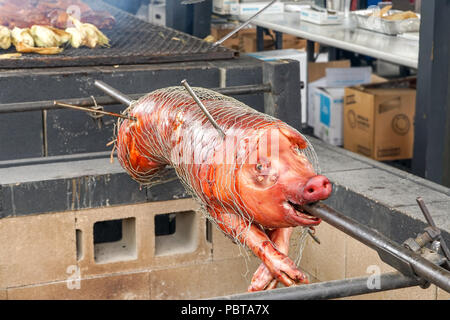 Grill Schwein am Spieß Schwein vom Grill Stockfoto