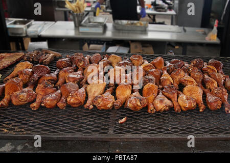 Hähnchenkeulen vom Grill auf bbq-Rack Stockfoto