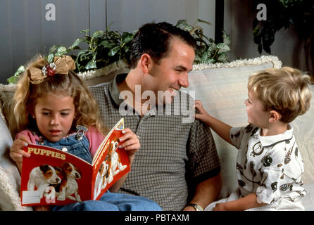 Junger Vater interagiert mit seinen zwei Kindern zu Hause. Herr © Myrleen Pearson.... Ferguson Cate Stockfoto