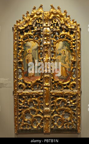 NOVI SAD, Serbien - 13. April: Holz- christliche Symbole auf weiße Wand im Museum Stockfoto