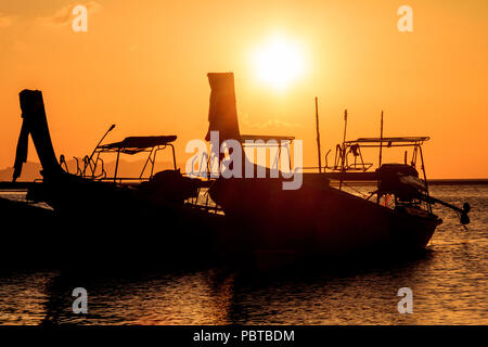 Silhouetten der lange Schwanz Fischerboote, Pak Meng, Provinz Trang, Thailand Stockfoto