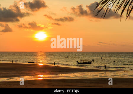 Personen Silhouette am Strand bei Sonnenuntergang, Kamala, Phuket, Thailand Stockfoto