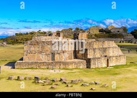 Monte Alban, einem großen Präkolumbianischen archäologischen Stätte, Santa Cruz Xoxocotlan Gemeinde, Oaxaca Staat. UNESCO-Welterbe Stockfoto