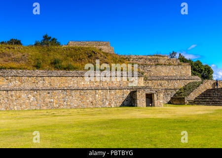 Hauptplatz von Monte Alban, einem großen Präkolumbianischen archäologischen Stätte, Santa Cruz Xoxocotlan Gemeinde, Oaxaca Staat. UNESCO-Welterbe Stockfoto