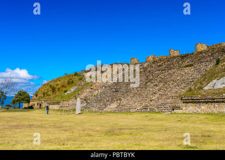 Hauptplatz von Monte Alban, einem großen Präkolumbianischen archäologischen Stätte, Santa Cruz Xoxocotlan Gemeinde, Oaxaca Staat. UNESCO-Welterbe Stockfoto