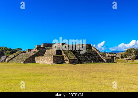 Hauptplatz von Monte Alban, einem großen Präkolumbianischen archäologischen Stätte, Santa Cruz Xoxocotlan Gemeinde, Oaxaca Staat. UNESCO-Welterbe Stockfoto