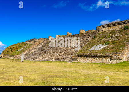 Hauptplatz von Monte Alban, einem großen Präkolumbianischen archäologischen Stätte, Santa Cruz Xoxocotlan Gemeinde, Oaxaca Staat. UNESCO-Welterbe Stockfoto