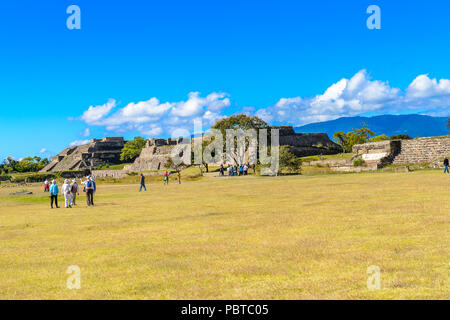 Hauptplatz von Monte Alban, einem großen Präkolumbianischen archäologischen Stätte, Santa Cruz Xoxocotlan Gemeinde, Oaxaca Staat. UNESCO-Welterbe Stockfoto