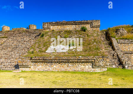 Hauptplatz von Monte Alban, einem großen Präkolumbianischen archäologischen Stätte, Santa Cruz Xoxocotlan Gemeinde, Oaxaca Staat. UNESCO-Welterbe Stockfoto