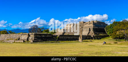 Hauptplatz von Monte Alban, einem großen Präkolumbianischen archäologischen Stätte, Santa Cruz Xoxocotlan Gemeinde, Oaxaca Staat. UNESCO-Welterbe Stockfoto