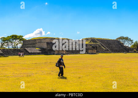 Hauptplatz von Monte Alban, einem großen Präkolumbianischen archäologischen Stätte, Santa Cruz Xoxocotlan Gemeinde, Oaxaca Staat. UNESCO-Welterbe Stockfoto