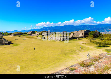 Blick von Norden Plattform von Monte Alban, einem großen Präkolumbianischen archäologischen Stätte, Santa Cruz Xoxocotlan Gemeinde, Oaxaca Staat. UNESCO-Worl Stockfoto