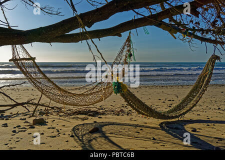 Zwei Hängematten am Strand in der Abendsonne Stockfoto