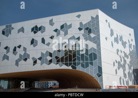 Äußere des Neuen Calgary Central Library. Das Äußere ist eine strukturierte Fassade mit Durchscheinenden fritted Glasscheiben. Die Bibliothek wird festgelegt, um sich zu öffnen Stockfoto