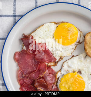 Sunny Side up Spiegeleier mit pastrami Fleisch Stockfoto