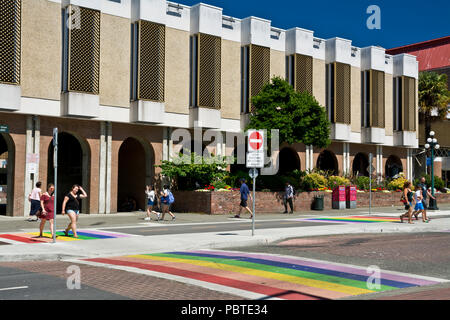 Fußgänger und Rainbow Fussgängerstreifen in der Innenstadt von Victoria, BC, Kanada. Stockfoto