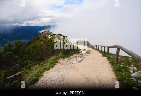 Kehlsteinhaus Das Kehlsteinhaus, auf dem Gipfel des Kehlstein, einem Felsvorsprung, steigt über den Obersalzberg in der Nähe der Stadt Berchtesgaden im G Stockfoto