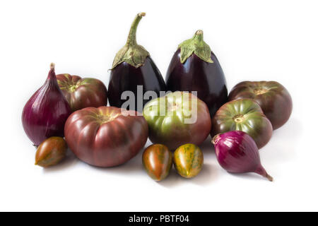 Organische heirloom Tomaten, Auberginen und süßen Zwiebeln, isoliert auf weißem Stockfoto