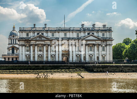 Ein Teil der alten Royal Naval College Gebäude, Greenwich, East London. Menschen flanieren vorbei an einem Sommernachmittag. Stockfoto