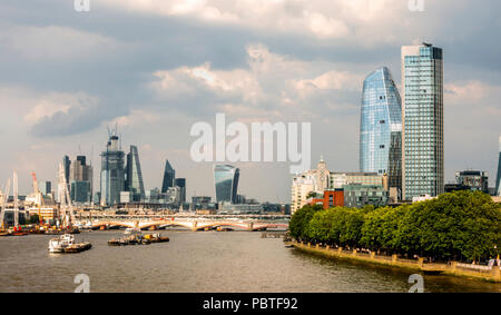 Die Themse und einige der modernen Londoner Wolkenkratzer: Southwark Tower, eines, 20 Blackfriars Fenchurch, dem Skalpell, Tower 42, Leadenhall Building, Stockfoto
