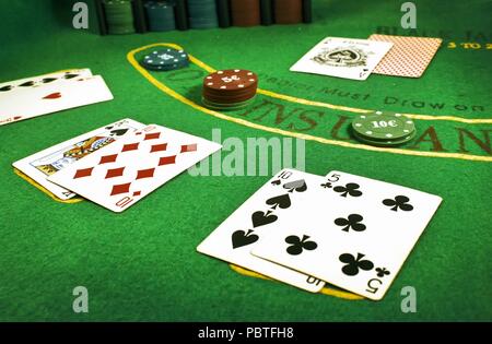 Nahaufnahme von Karten und Stapel von Chips auf einem Black Jack Tisch in einem Casino Stockfoto