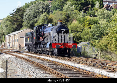 Dampflokomotive GWR Manor Klasse keine 7827 Lydham Manor in Kingswear Station an der Dartmouth Steam Railway Stockfoto