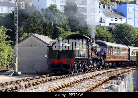 Dampflokomotive GWR Manor Klasse keine 7827 Lydham Manor in Kingswear Station an der Dartmouth Steam Railway Stockfoto