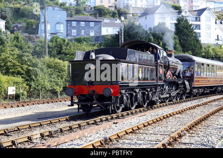 Dampflokomotive GWR Manor Klasse keine 7827 Lydham Manor in Kingswear Station an der Dartmouth Steam Railway Stockfoto