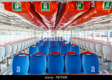 Weiß und Blau sitze und Schwimmwesten oder Sitzbank Zeilen, eine graue Boden mit einer Fähre Deck als Hintergrund oder ein Muster in Istanbul Stockfoto