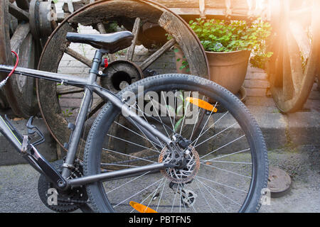 Fahrrad Rad lehnt sich an das alte Rad Stockfoto