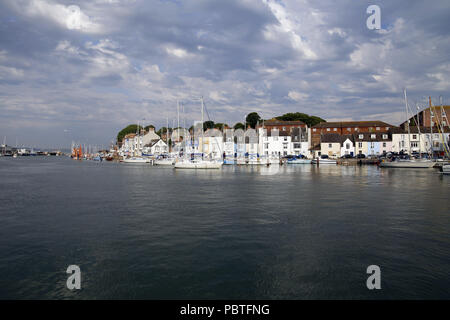 Boote und Yachten im Hafen von Weymouth, Dorset Stockfoto