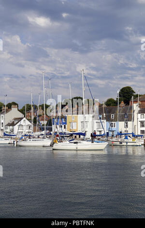 Boote und Yachten im Hafen von Weymouth, Dorset Stockfoto