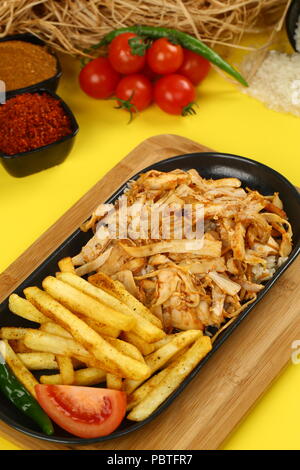 Chicken Shawarma oder Döner Kebab serviert Stockfoto