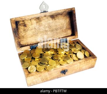 Holzkiste oder Schatztruhe mit glänzenden Euro Cent Münzen Stockfoto