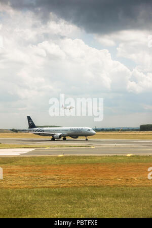 Air France Airbus A 321-212 warten Sie an der Start- und Landebahn, Charles de Gaulle, Paris, Frankreich. Stockfoto