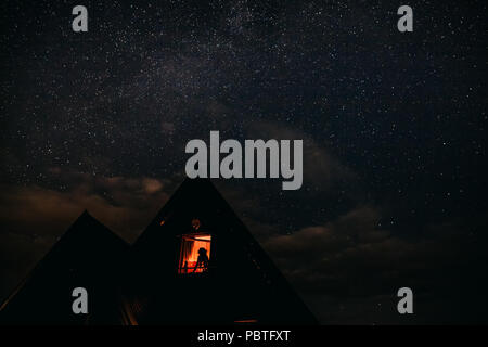 Frau am Himmel der Blick in das Fenster. Stockfoto