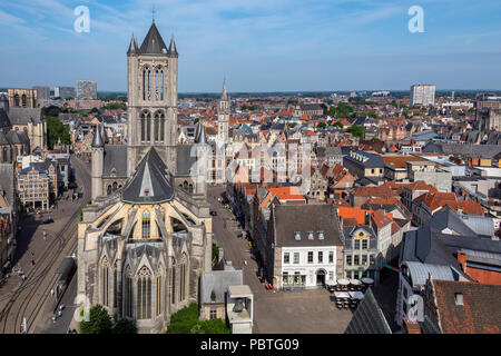 Ansicht von der Oberseite der Belfrey Richtung St. Nicholas Kirche und über die Dächer der alten Gebäude im Zentrum von Gent. Gent in Belgien. Stockfoto