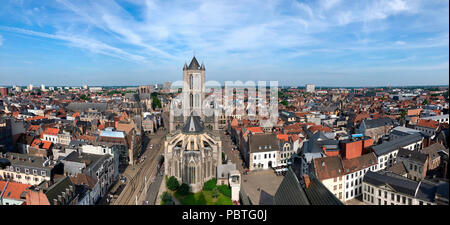 Ansicht von der Oberseite der Belfrey Richtung St. Nicholas Kirche und über die Dächer der alten Gebäude im Zentrum von Gent. Gent in Belgien. Stockfoto