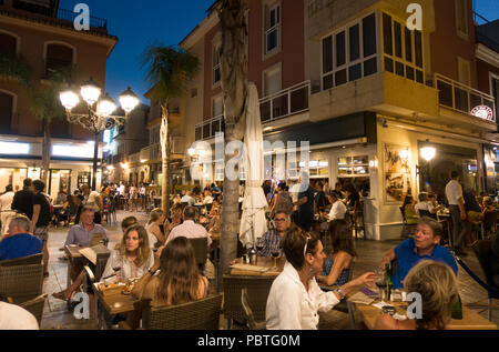 Touristische Oase ein Getränk bei Besetzt der Spanischen Treppe, der Piazza Terrasse am Abend; Fuengirola, Costa del Sol, Spanien. Stockfoto