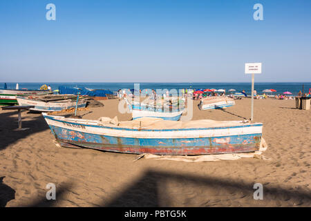 Alte traditionelle Holz- Fischerboot in Sand am Strand am Mittelmeer, Torremolinos, Costa del Sol, Spanien. Stockfoto