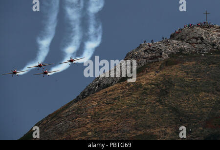 Die Menschen sehen die Royal Jordanian Falcons von Bray Head während der jährlichen Bray Air Display in Co. Wicklow. Stockfoto