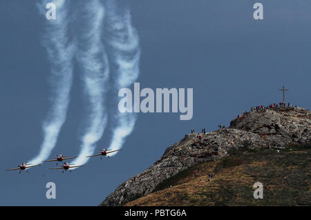 Die Menschen sehen die Royal Jordanian Falcons von Bray Head während der jährlichen Bray Air Display in Co. Wicklow. Stockfoto