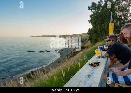 Strandbar mit Blick auf das Mittelmeer, bei Sonnenuntergang, Benalmadena, Malaga, Spanien. Stockfoto