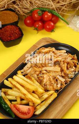 Chicken Shawarma oder Döner Kebab serviert Stockfoto